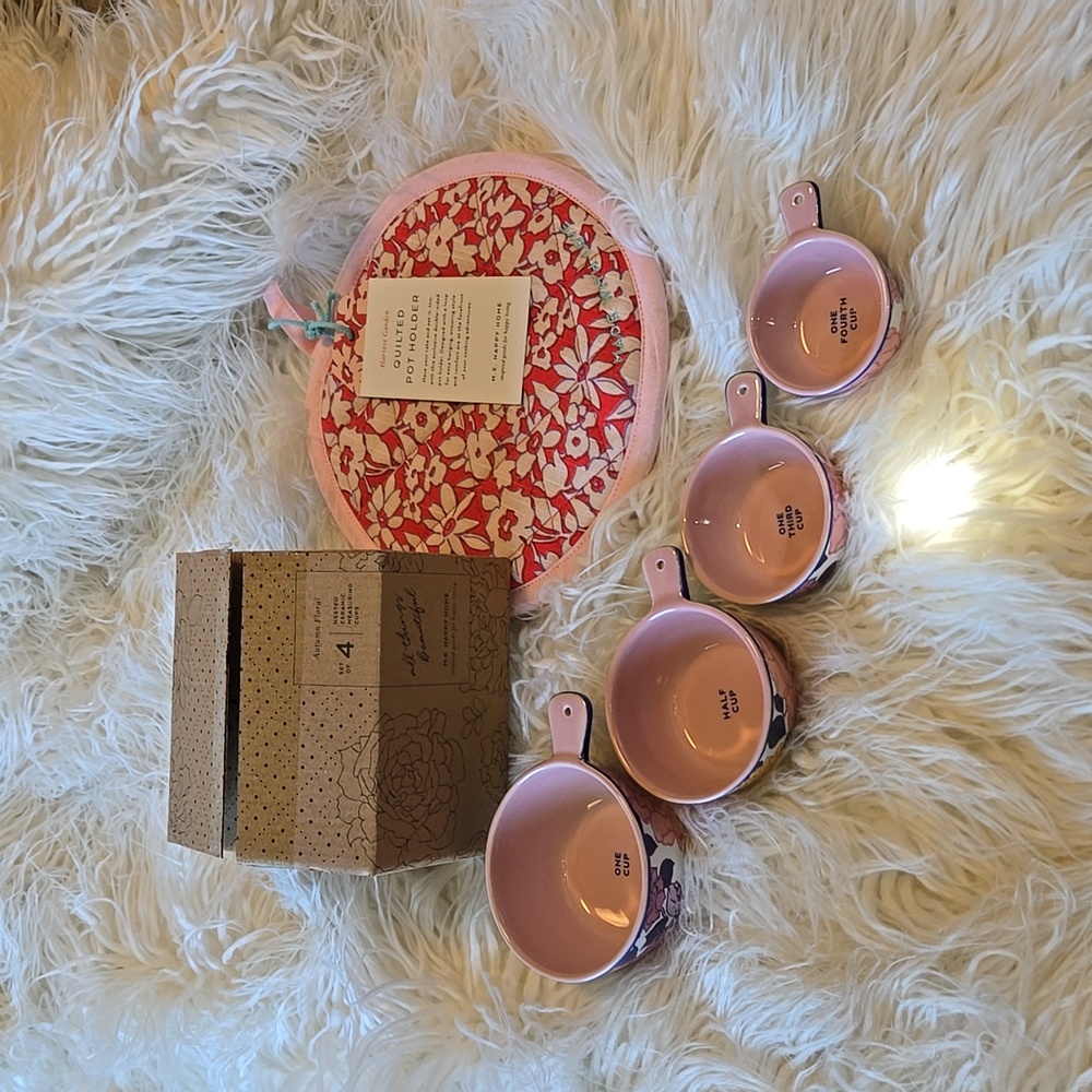 Margot Elena Ceramic Measuring Cups and Pot Holder